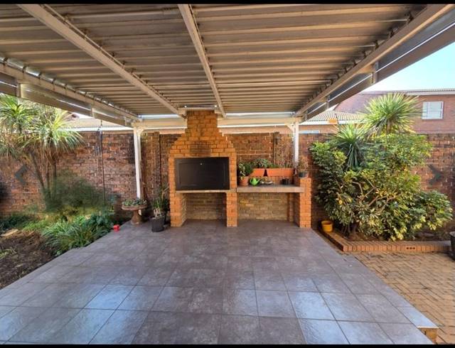 3 BEDROOM TOWNHOUSE FOR SALE IN NEWMARKET